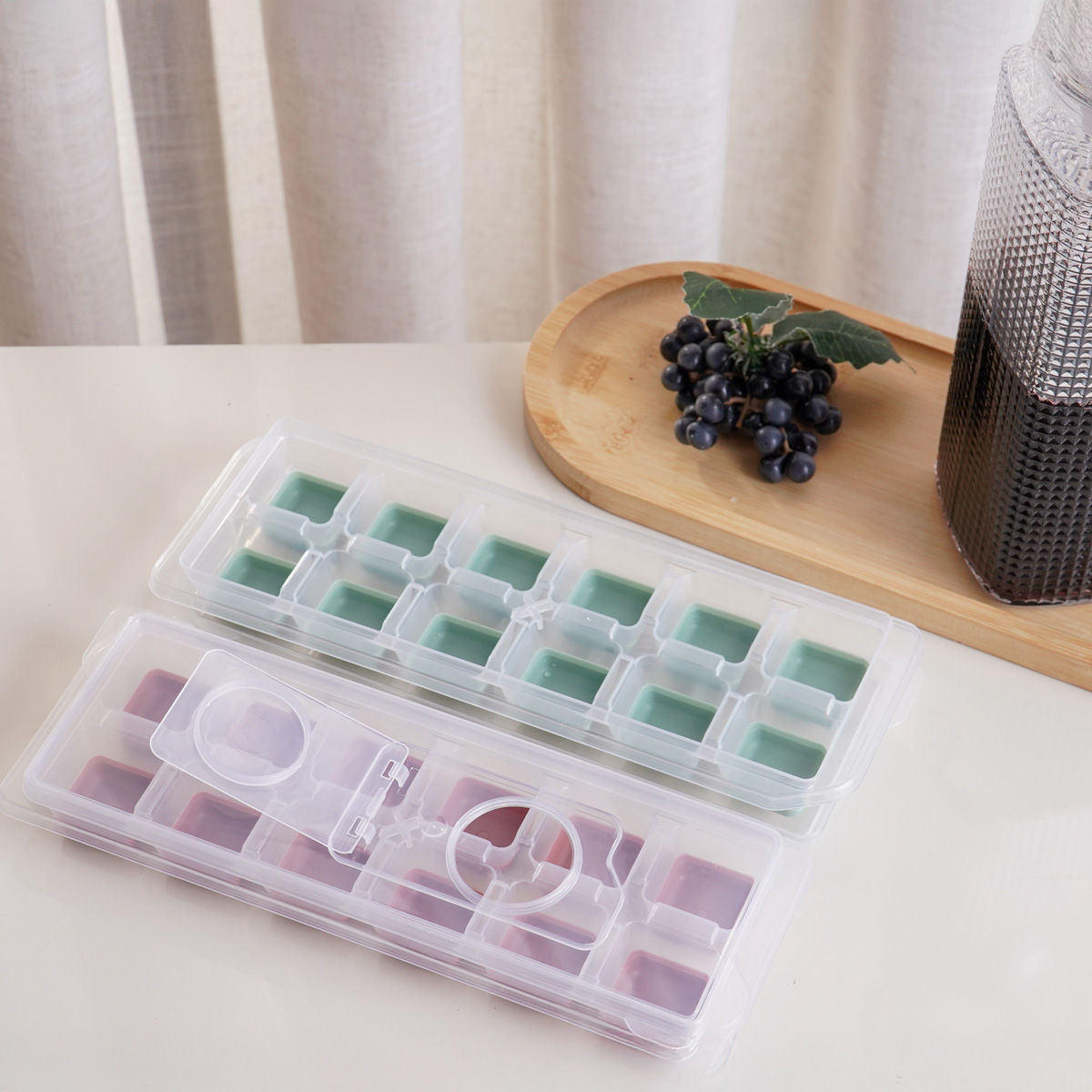 FORMA DE GELO COM TAMPA ENCHE