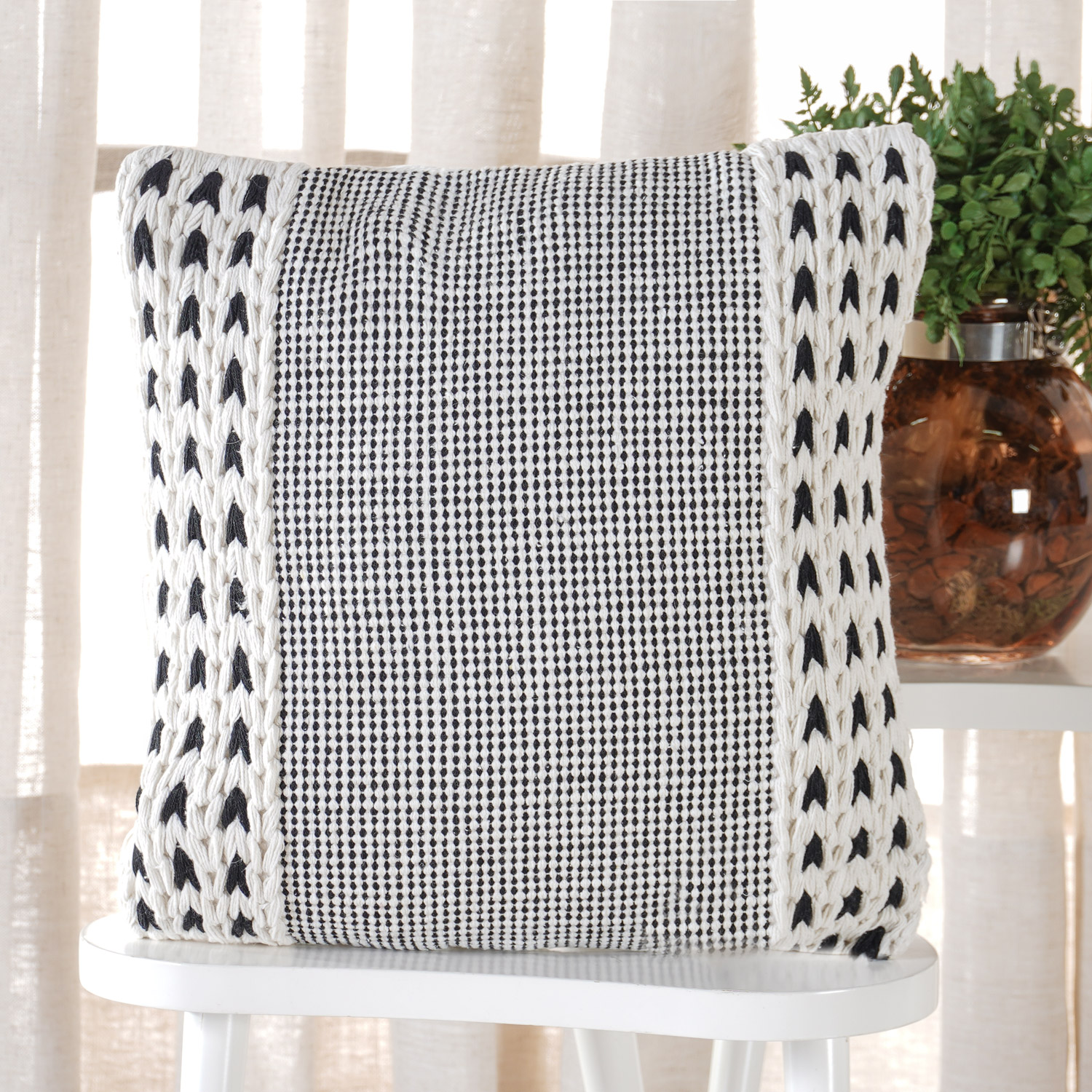CAPA DE ALMOFADA ORNATO 45CM X 45CM - POMPOM (SC)