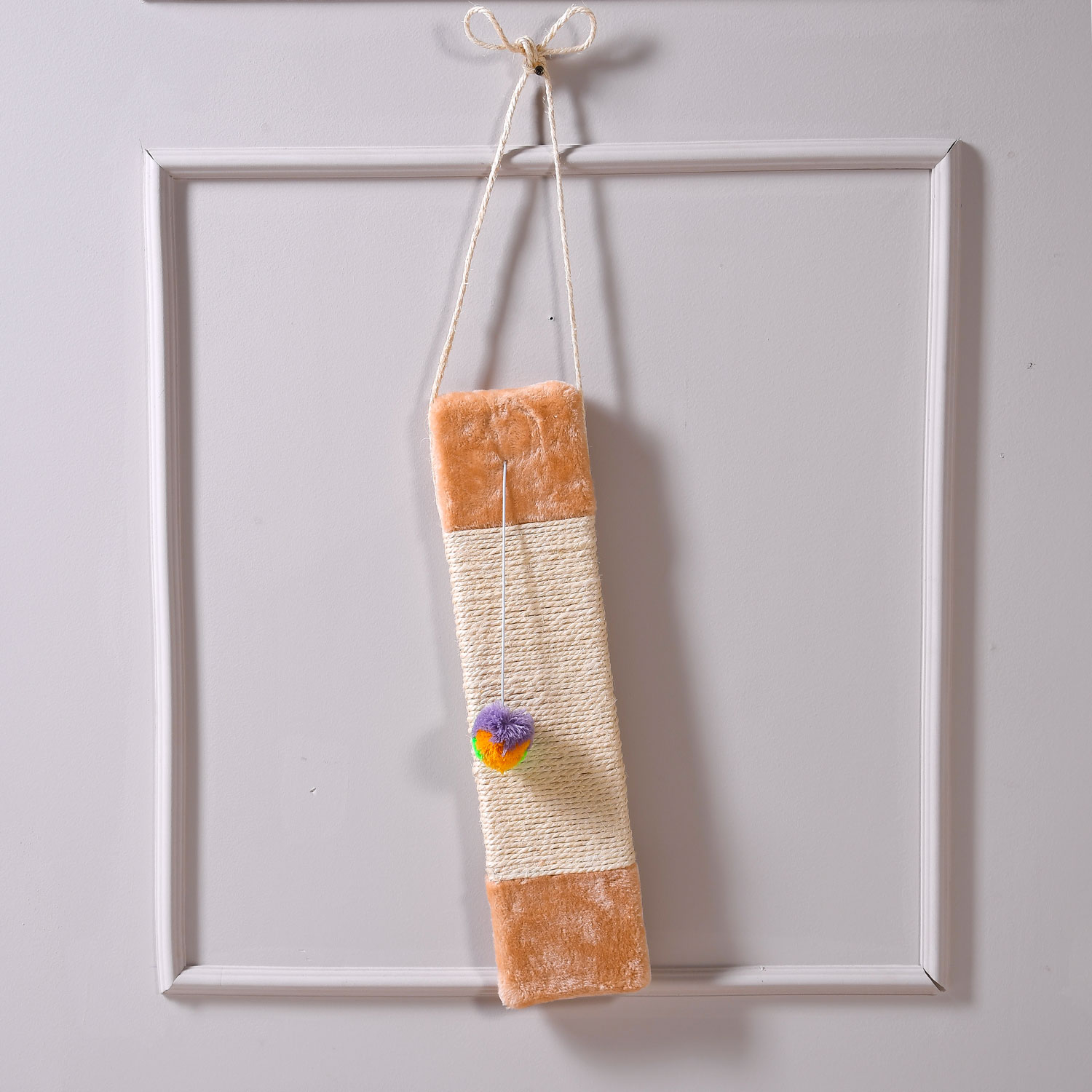 ACESSÓRIO ARRANHADOR PARA GATOS COM BOLINHA 50cm x 12cm - SORTIDO (SC)